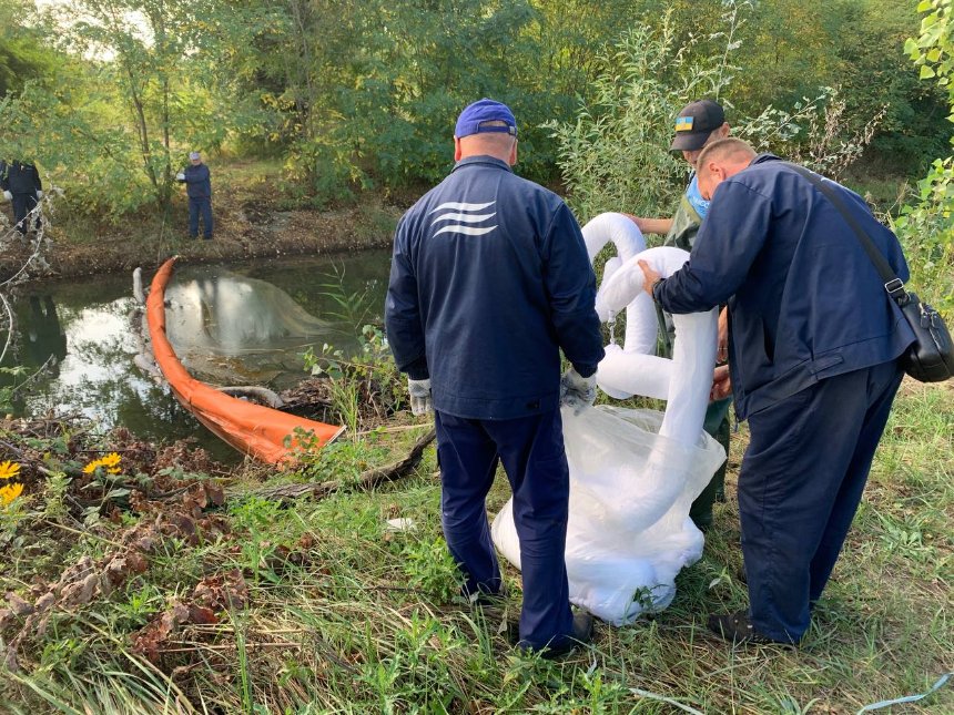 На струмку Сирець та озері Кирилівському у Києві локалізували витік нафтової емульсії
