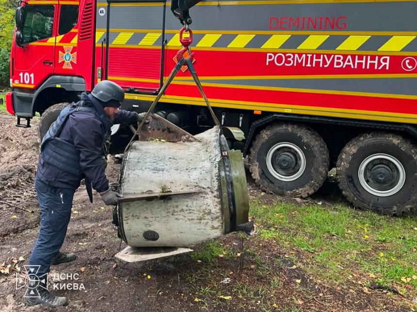 Уламки ракети "Іскандер-М" впали у дворі серед житлової забудови у Києві