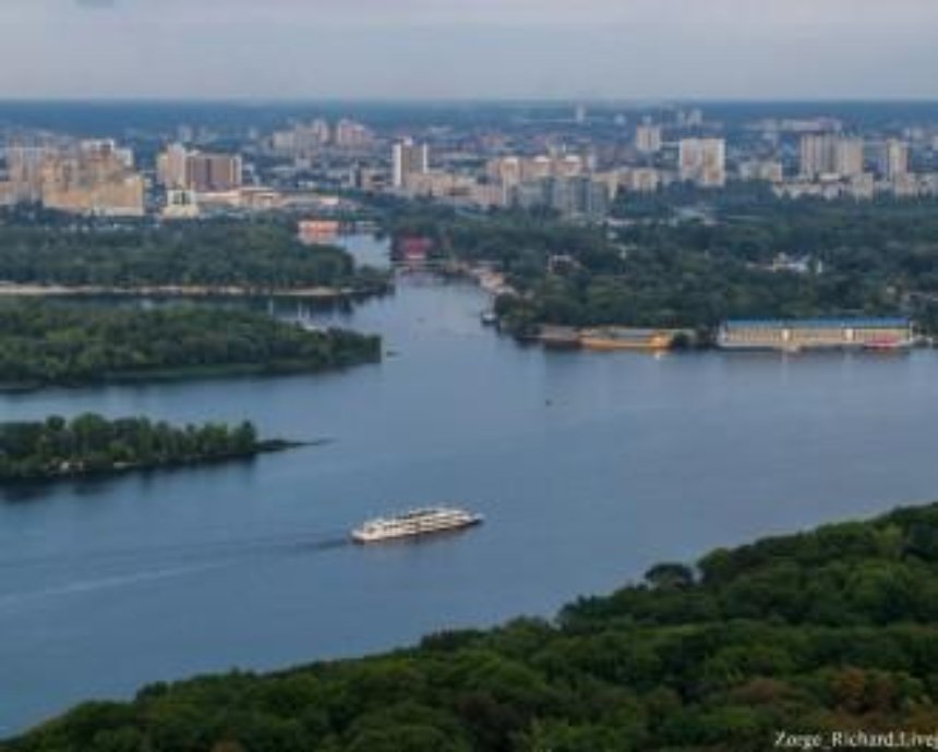 Красиво жить не запретишь: вид на Киев с самой дорогой крыши столицы