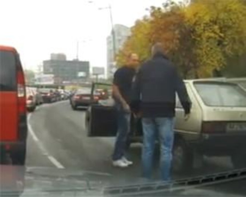 Не поделив дорогу, два столичных водителя устроили кулачные бои (видео)