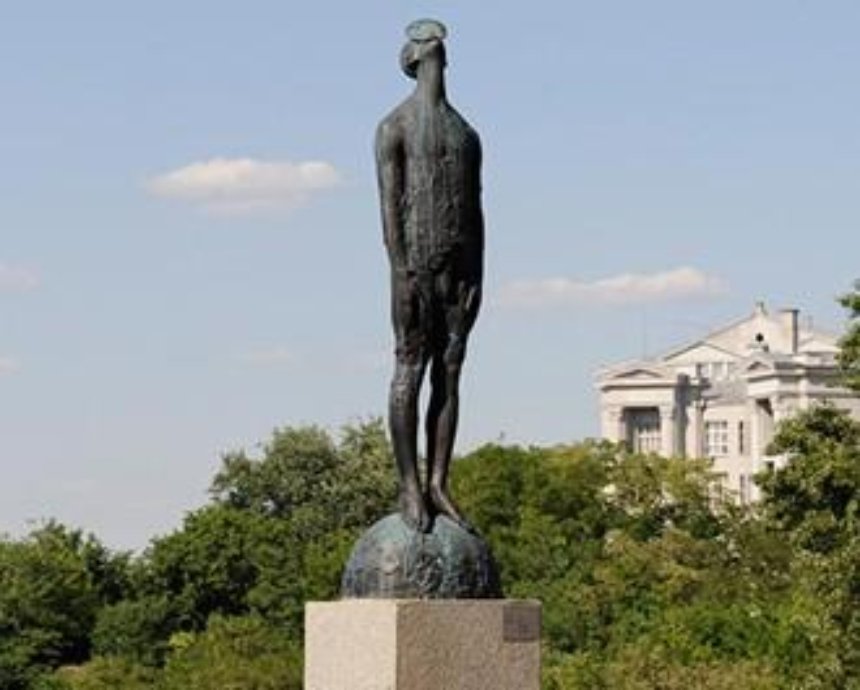 Остались со сносом: украинские скульпторы выбирают худшие и лучшие киевские памятники