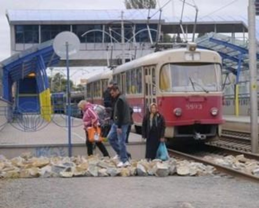 На станции киевского трамвая "Площадь Победы" открыли удобный выход