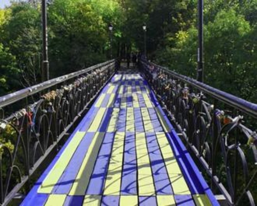 Мост влюбленных в Киеве стал желто-голубым