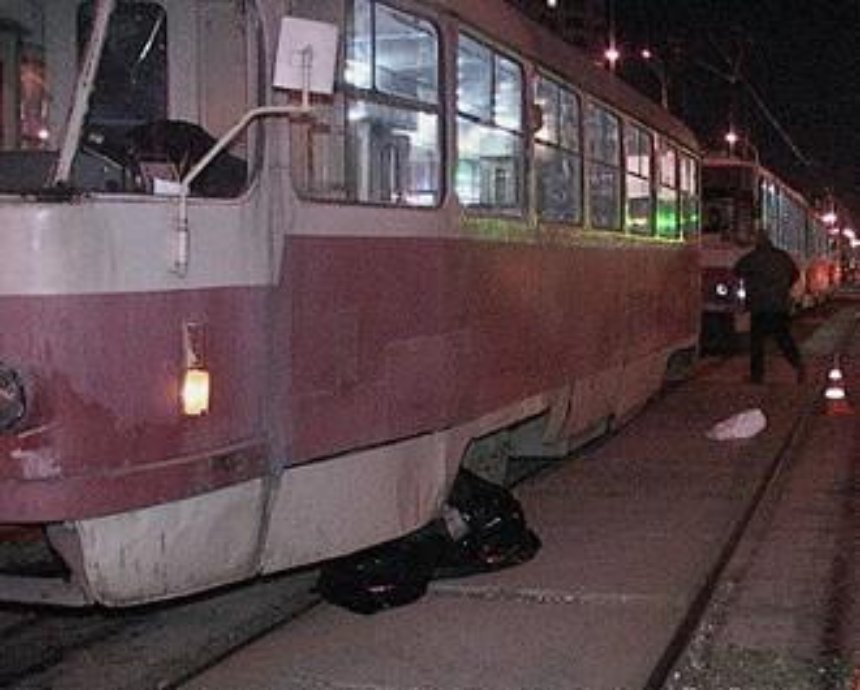 На улице Тростянецкой в Киеве пьяный мужчина упал на рельсы перед трамваем