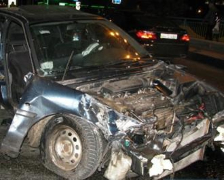 В Киеве пьяный водитель на большой скорости въехал в автовышку