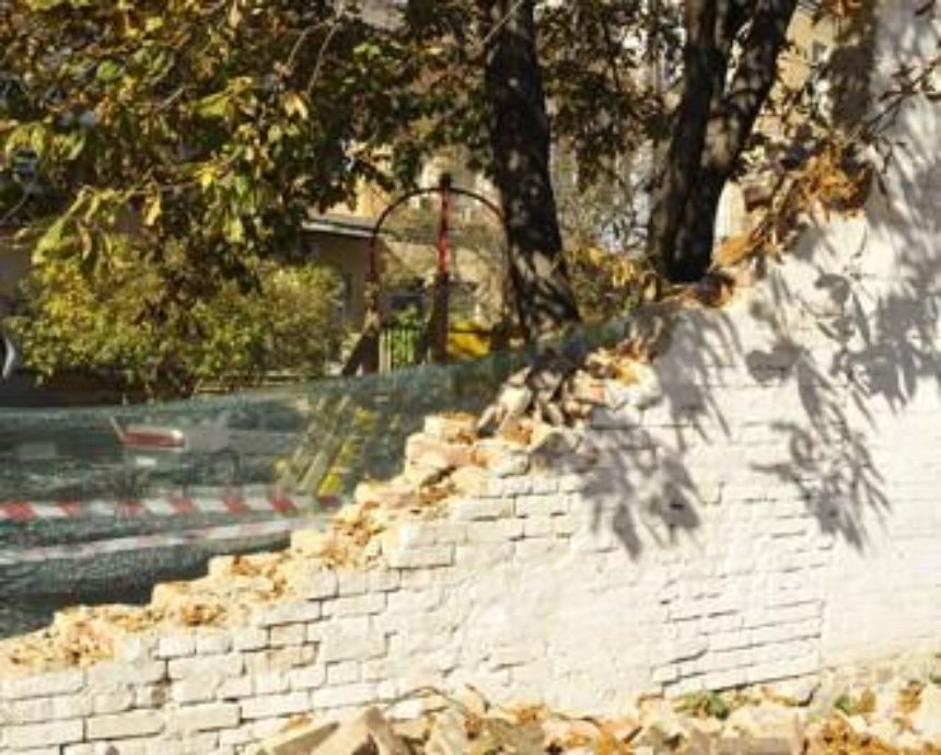 В "Софии Киевской" обрушились 30 метров стены, археологов не зацепило чудом