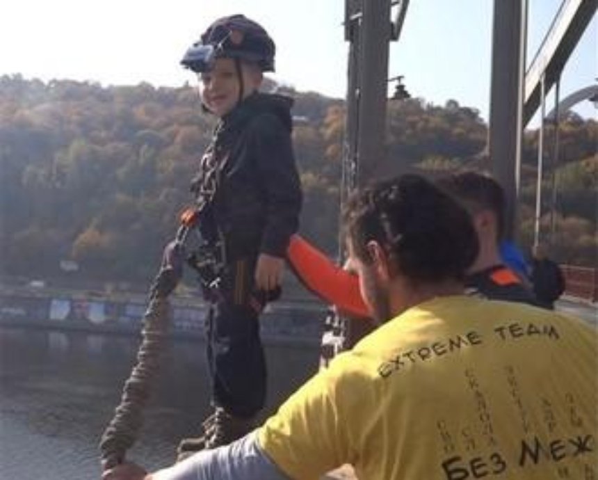В Киеве маленкий мальчик прыгнет с моста ради рекорда (фото)