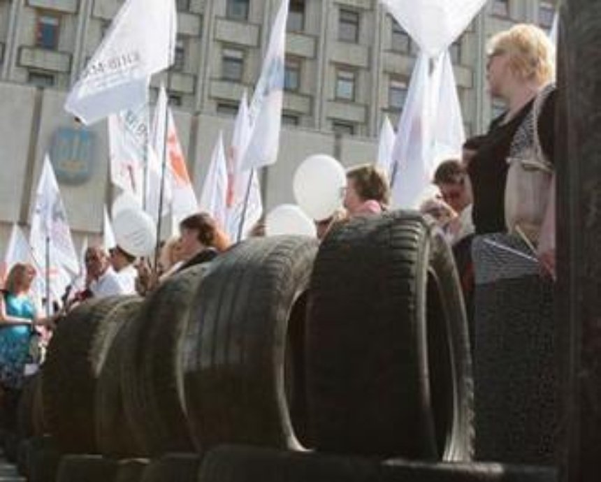 Активисты заблокировали вход в ЦВК и Киевоблраду, депутаты не могут попасть на заседание