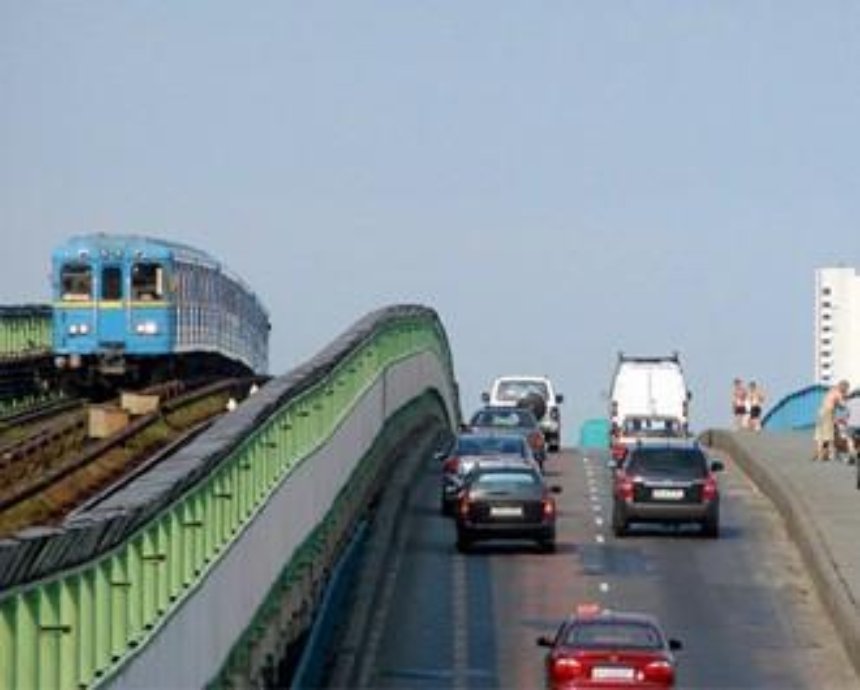 На мосту Метро почти на сутки ограничат движение транспорта