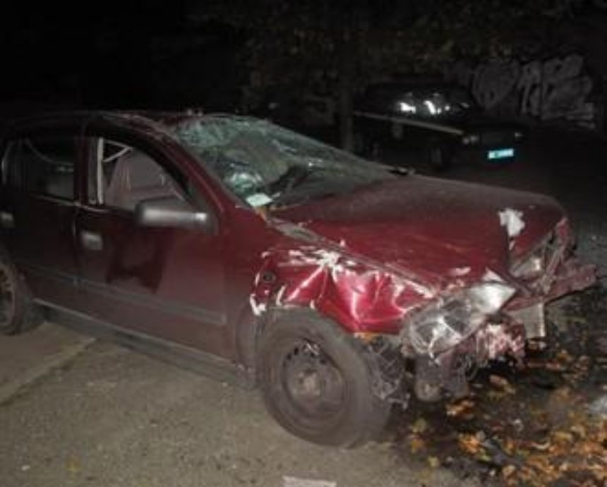 В Киеве разбилась машина, упав с четырехметровой высоты (фото)