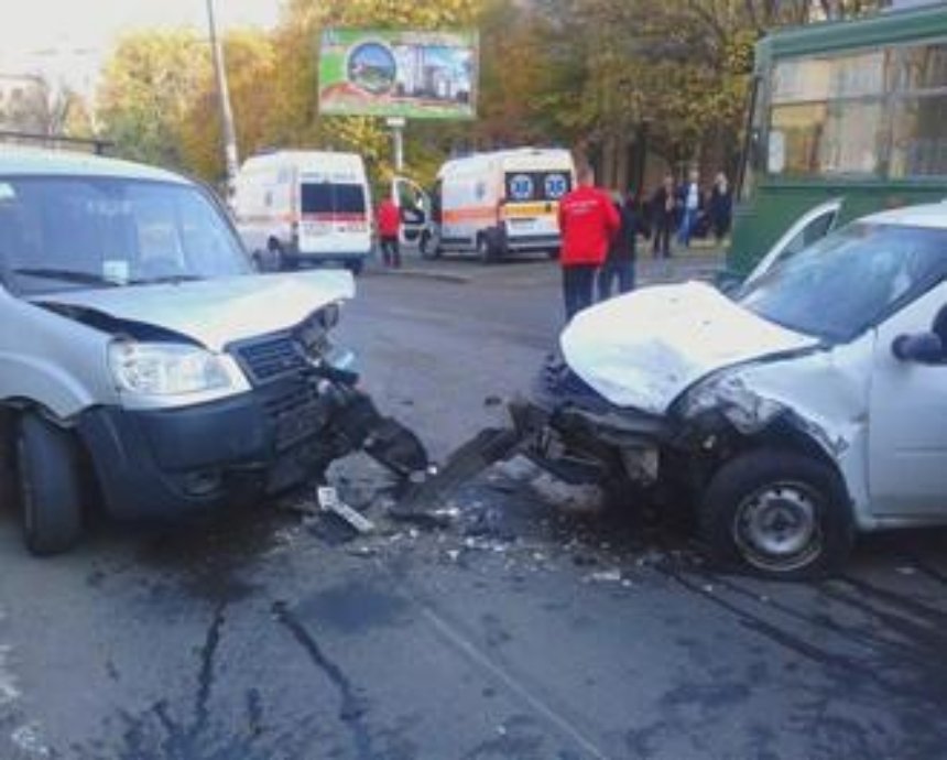 В Киеве столкнулись три машины, есть пострадавшие (фото)