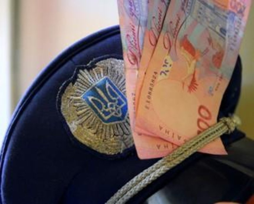В Киеве двух следователей поймали на взятке в 25 тысяч долларов
