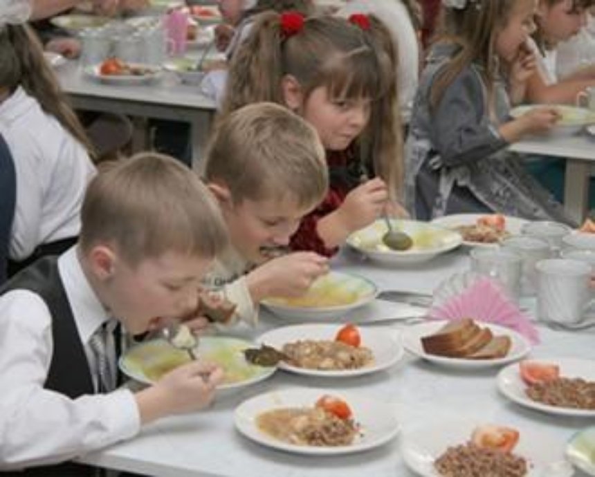 Киевских школьников могут начать кормить, как в самолетах