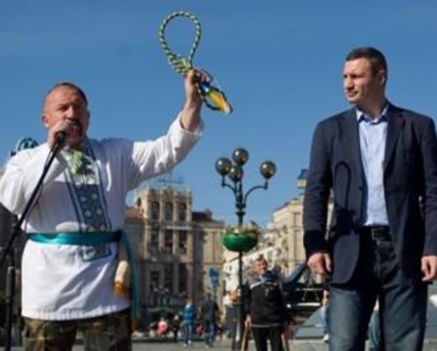 На Майдане казаки вручили Кличко кнут против коррупционеров (фото)