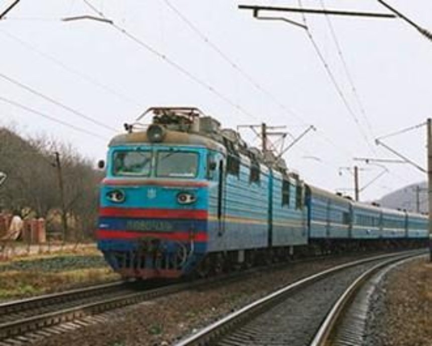 В Киеве поезд переехал сидящего на рельсах мужчину