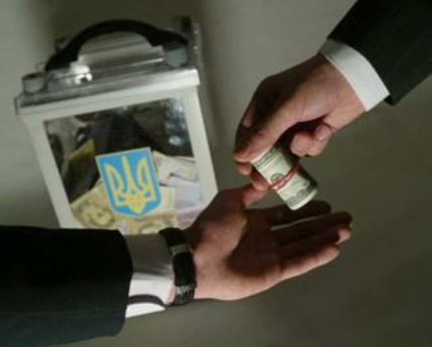 Кандидаты в депутаты "подкупают" киевлян водой и ключами