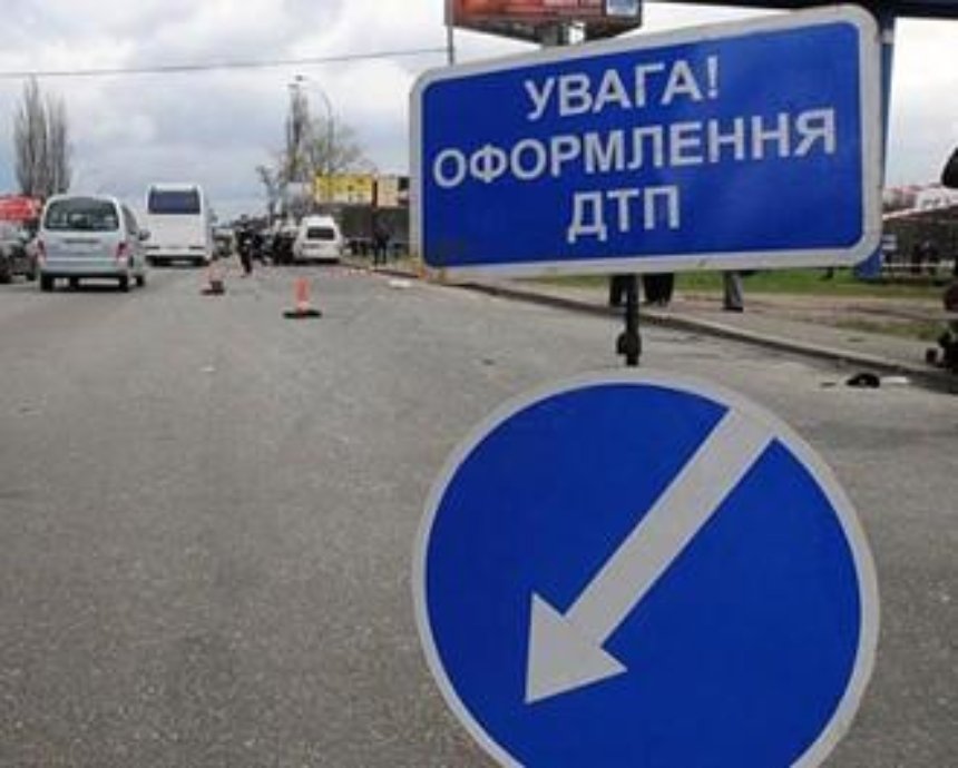 В Киеве внедорожник протаранил маршрутку, пострадала женщина