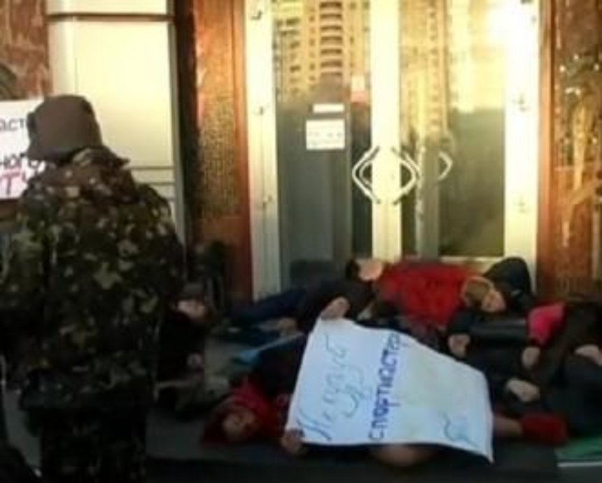 В Киеве активисты "забросали трупами" российский магазин