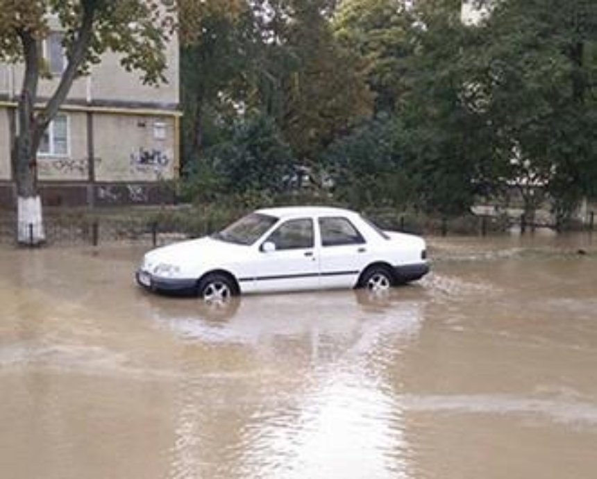 На Борщаговке улицу затопило горячей водой (фото)