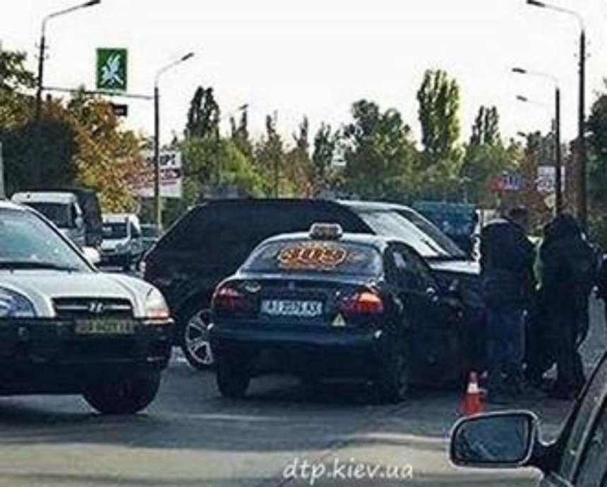 В Киеве такси протаранило элитную иномарку