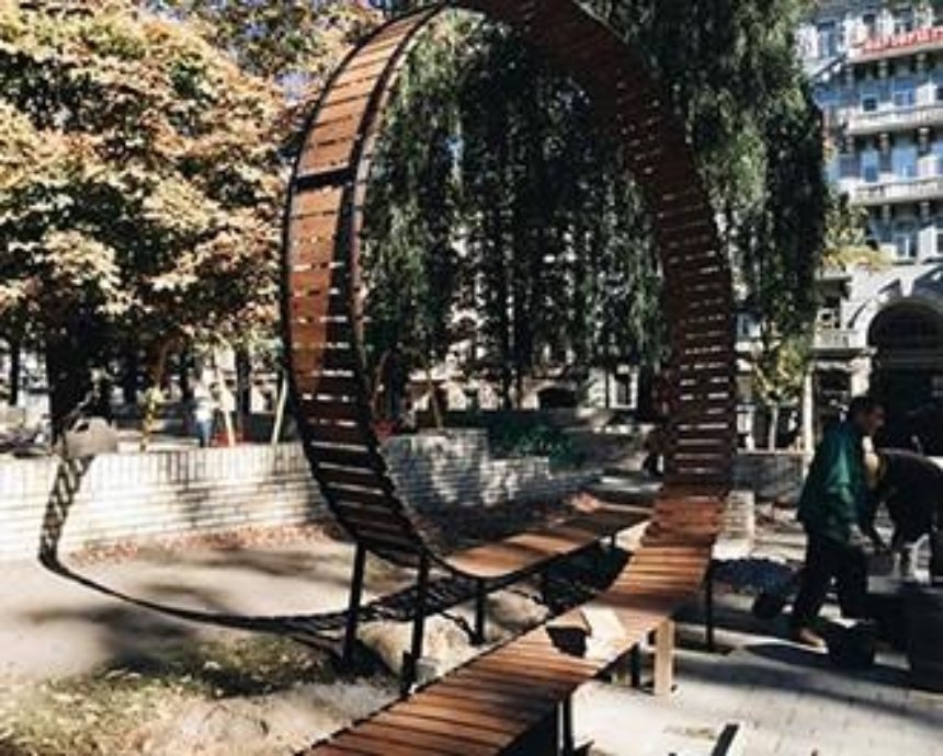 В киевском парке появилась лавочка-"американская горка" (фото)