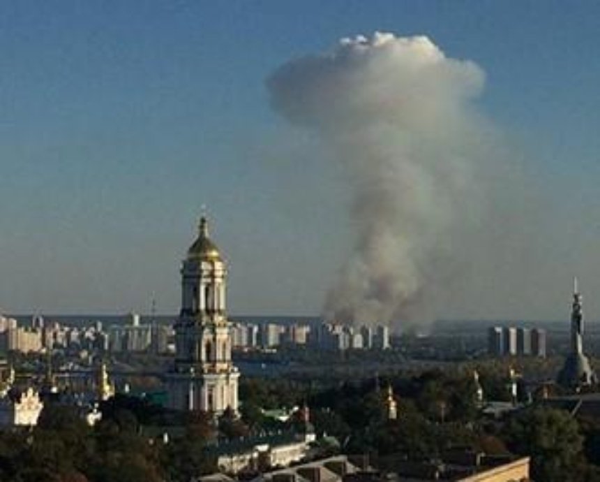 Киевлян испугал высокий столб дыма (фото)