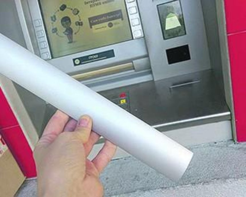 "Липкая" афера: в Киеве мошенники придумали новый способ кражи денег из банкоматов