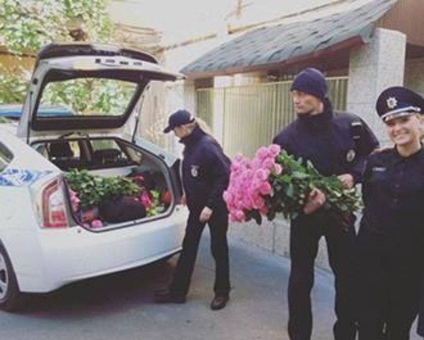 Киевские полицейские раздают киевлянкам розы