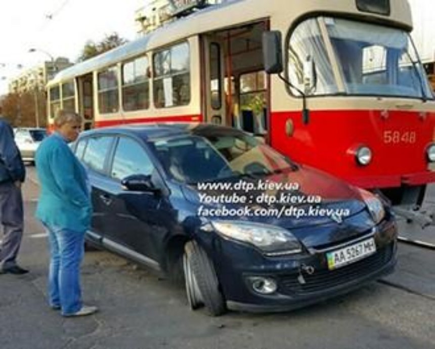 На Подоле столкнулись трамвай и легковое авто (фото)