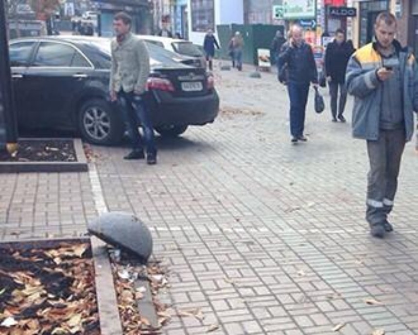 Вандалы вырвали полусферы на Крещатике: на тротуарах уже стоят авто