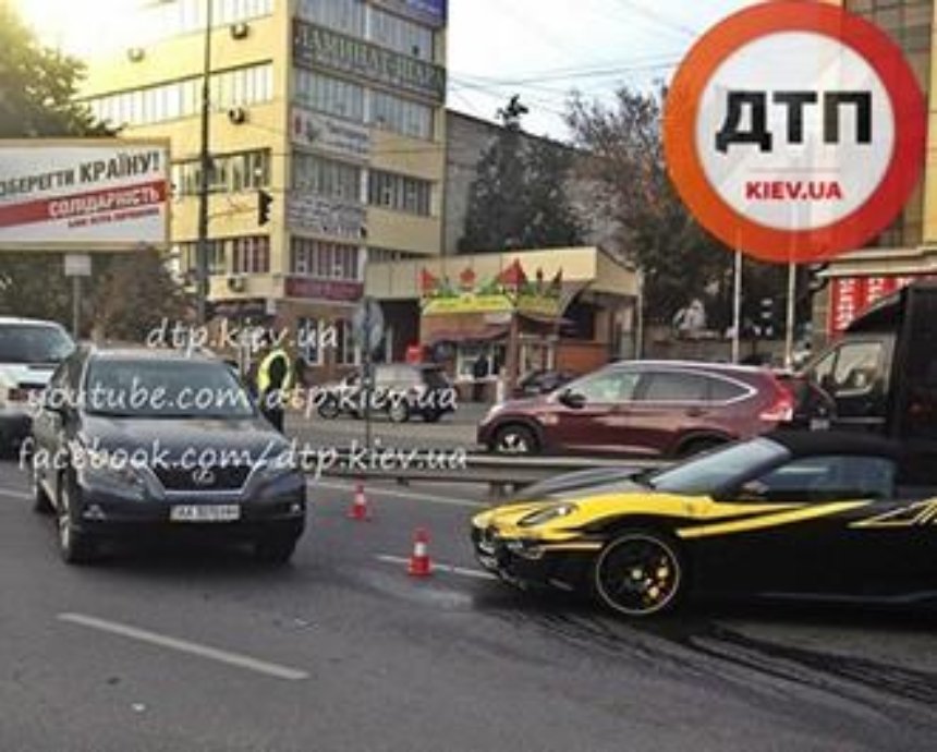 ДТП с шиком: в Киеве столкнулись Ferrari и Lexus (фото)