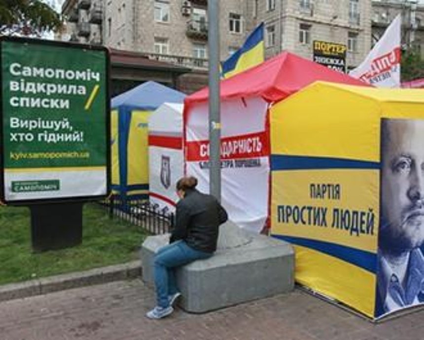 В Киеве на агитатора упала палатка