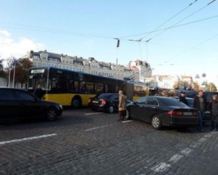 На Софийской площади “герой парковки” парализовал движение троллейбусов (фото)