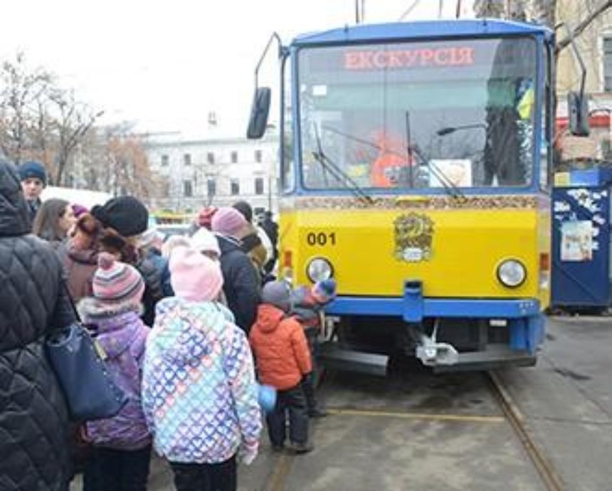 ​В Киеве запустили "сказочный трамвай" для детей
