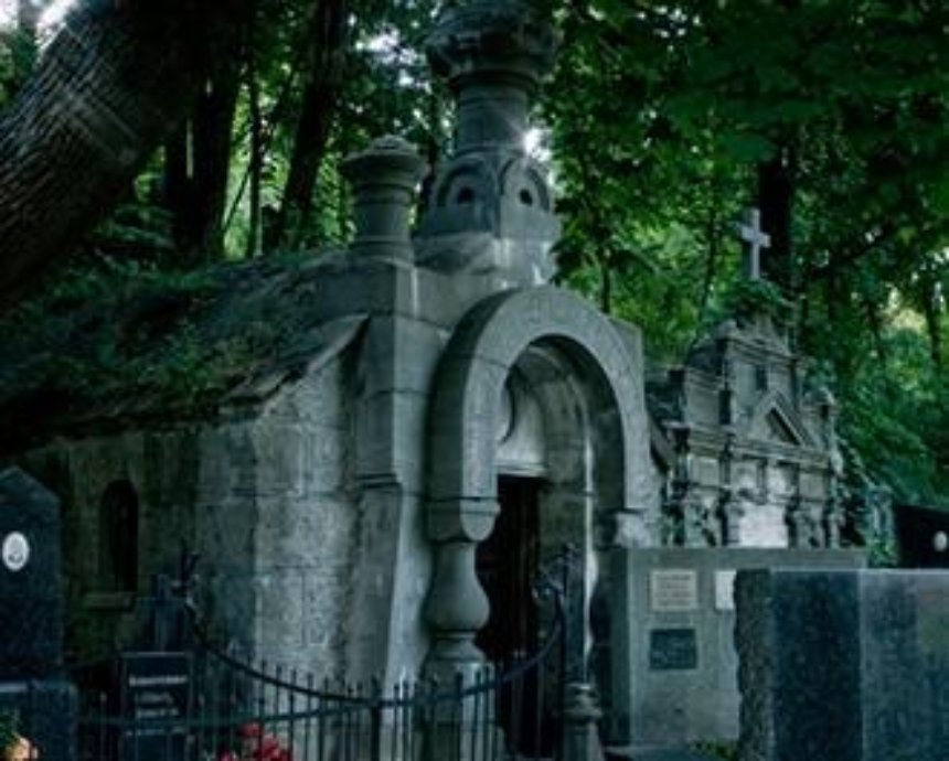 Вандалы массово уносят памятники с Байкового кладбища в Киеве