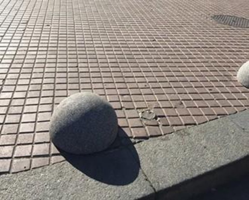 Тротуары Крещатика полностью перекрыли полусферами (фото)