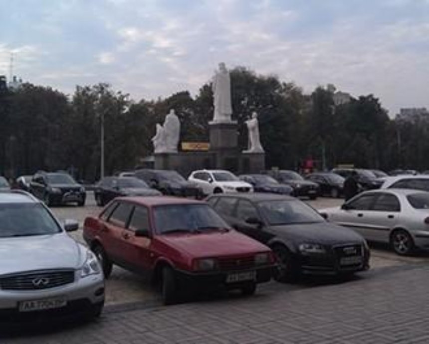 В Киеве автохамы опять оккупировали Михайловскую площадь (фото)