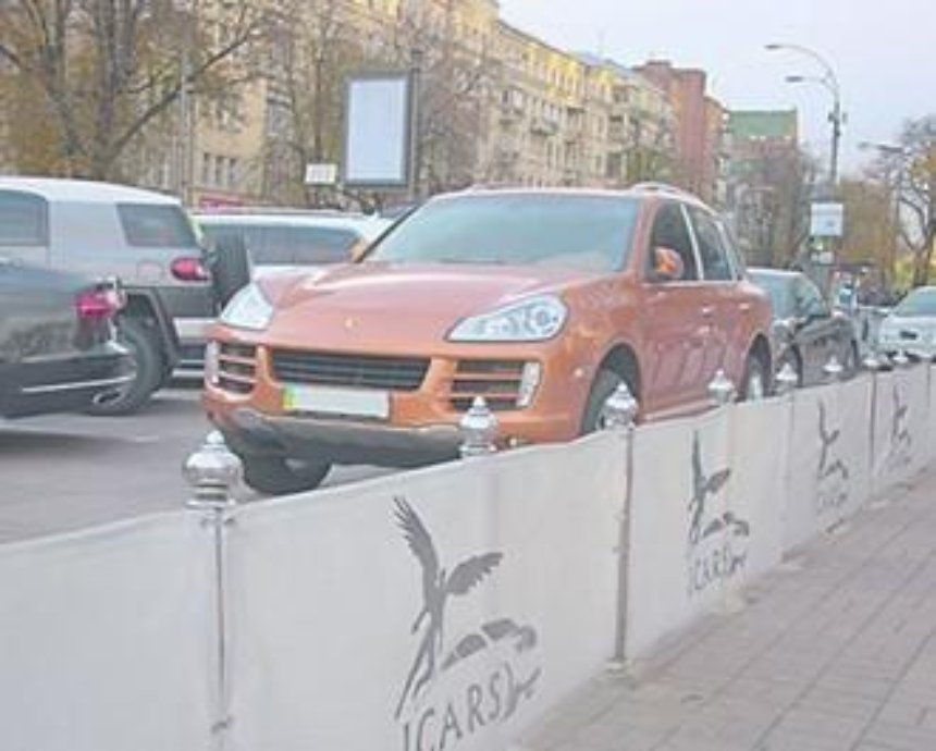 ​В центре Киева тротуар для пешеходов отдали под авторынок