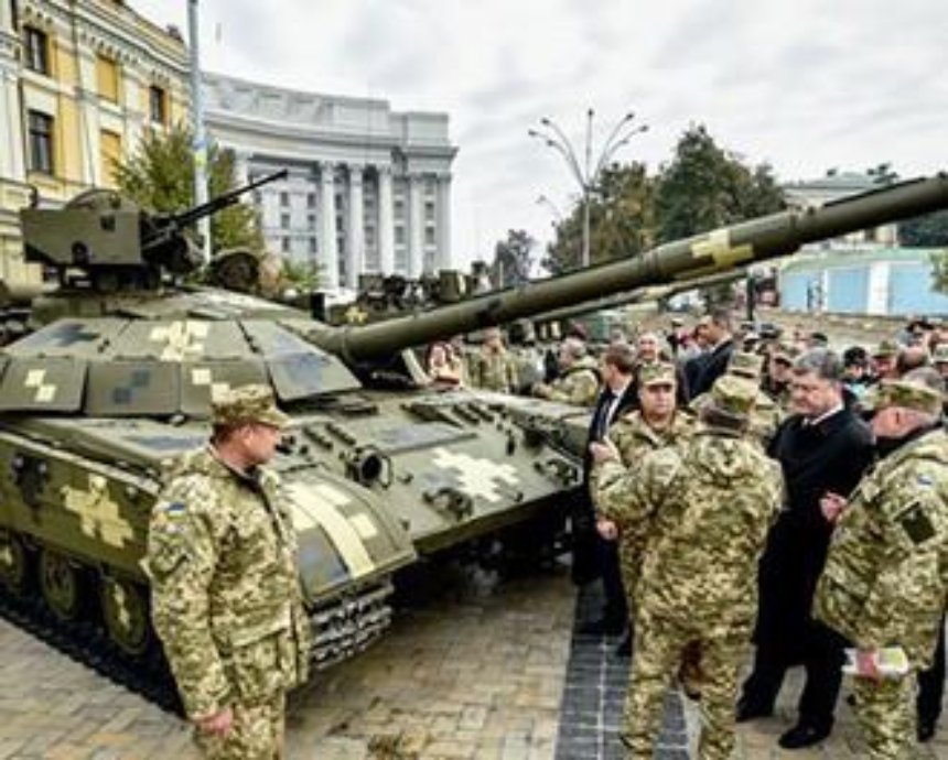 Порошенко открыл выставку военной техники на Михайловской площади