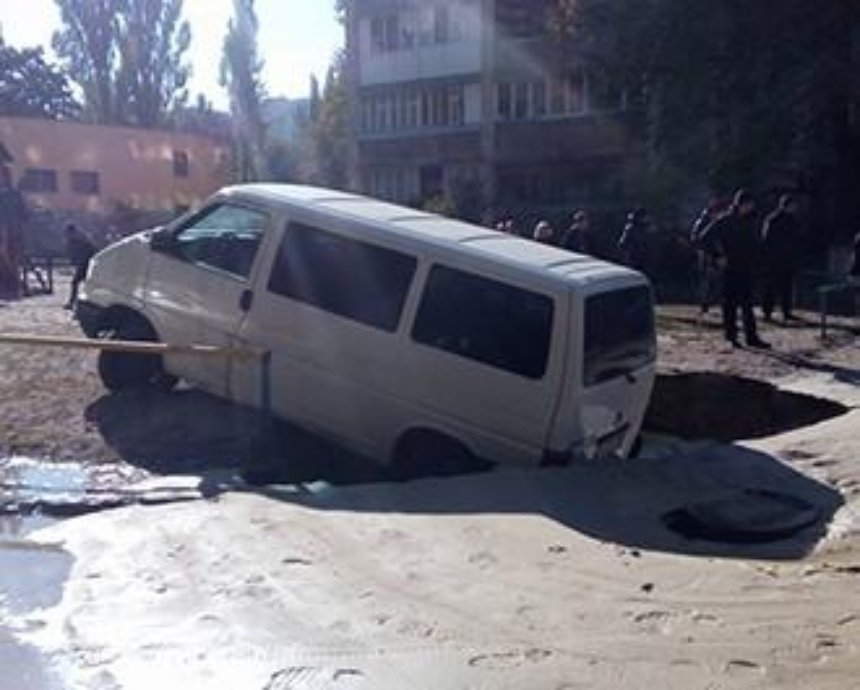 В Киеве автомобиль ушел под землю из-за порыва теплотрасы (фото)