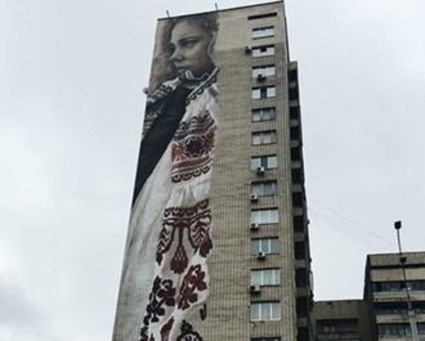 На одном из столичных домов нарисовали 50-метровую украинку