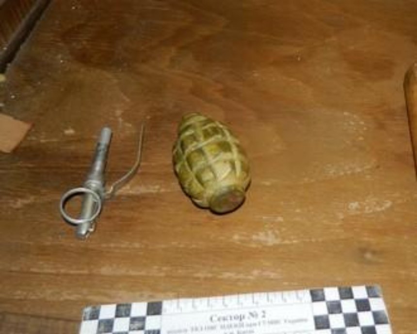 В Киеве мужчина подарил возлюбленной гранату (фото)