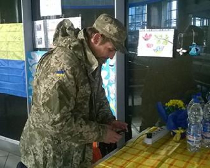 Украинским военным предлагают поспать на вокзале и подлечиться в "Межигорье"