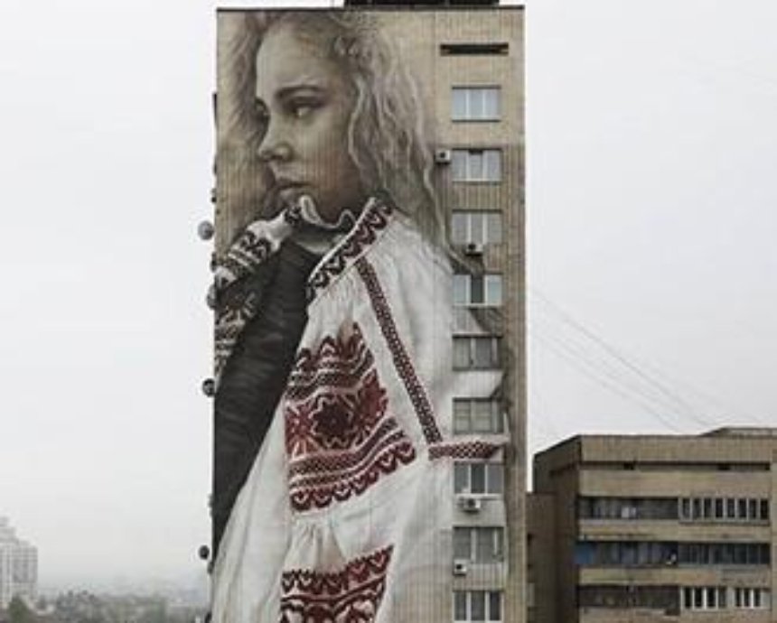 На бульваре Леси Украинки завершили мурал, посвященный женской красоте