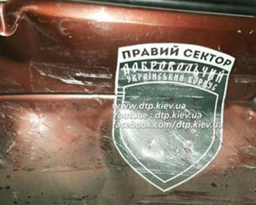В Киеве машина Правого сектора врезалась в Porsche Cayenne (фото)
