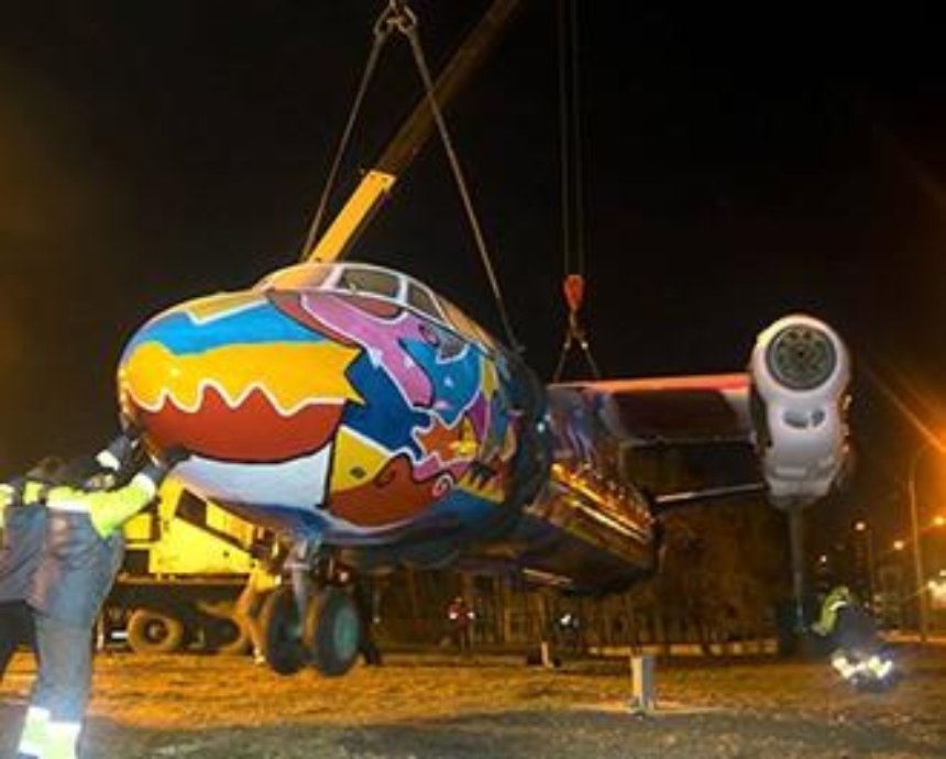 Возле аэропорта "Киев" установили гигантский арт-объект (фото)