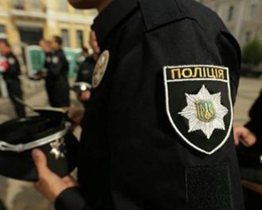 Киевских патрульных попросили помочь девочке зайти в соцсеть