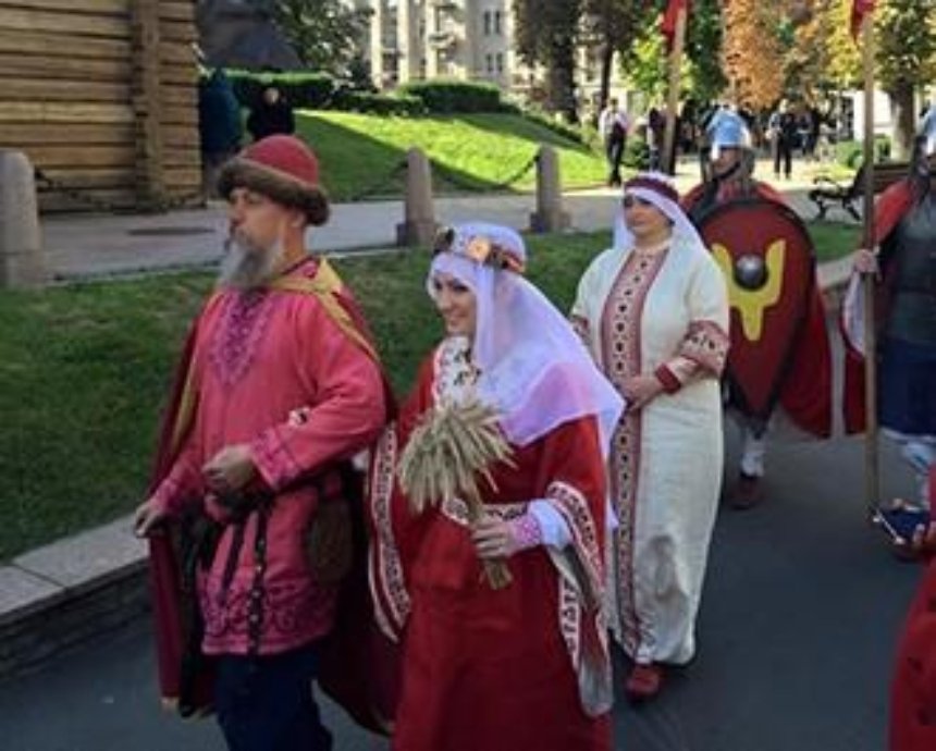 В центре Киева молодожены сыграли необычную свадьбу (фото)