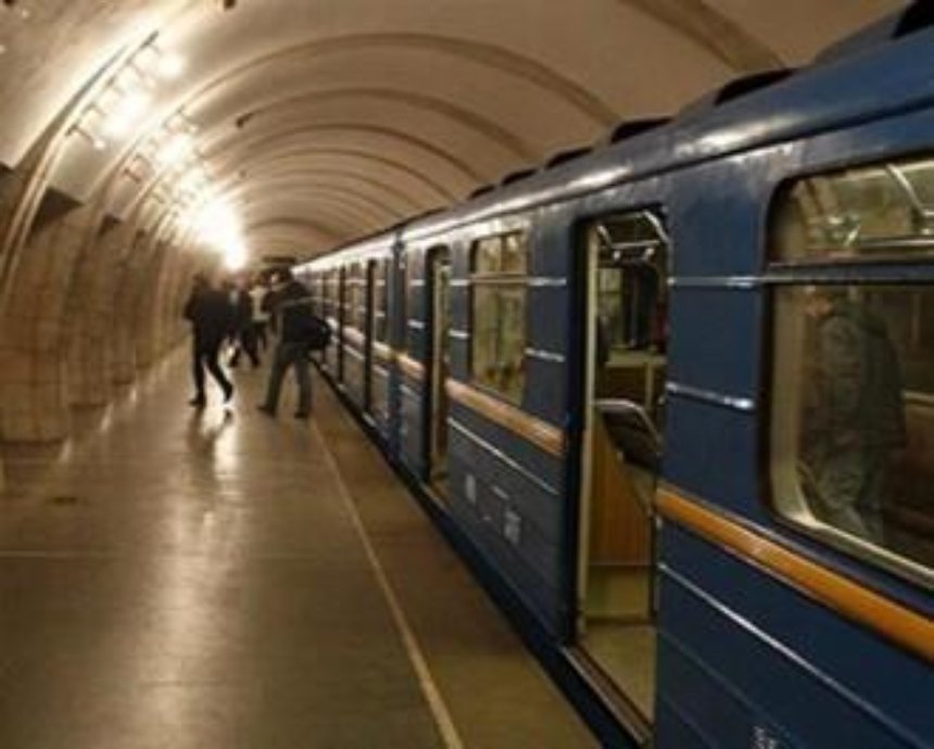 Сегодня в центре Киева могут ограничить вход на нескольких станциях метро