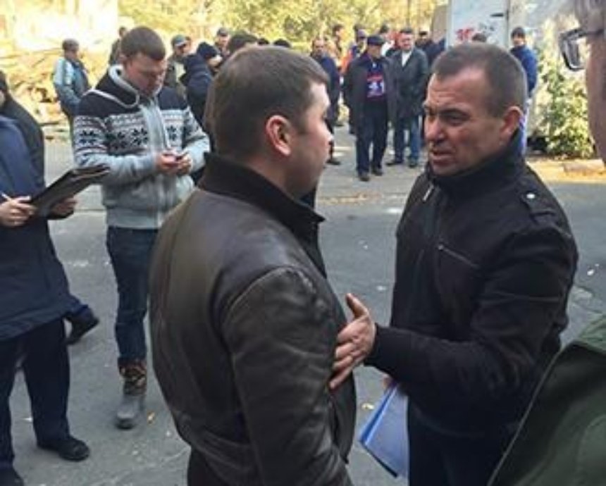 В Киеве титушки не дают демонитровать гигантскую наливайку (фото)